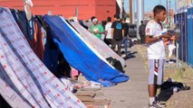 “Te conviene entregarte”: el mensaje que recibieron los migrantes que se encuentran acampando en El Paso, Texas