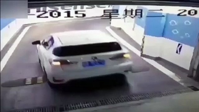 Il coince sa voiture dans un parking souterrain... mais comment est-ce possible???