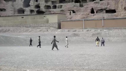 Afgan Çocuklar Savaş ve Yoksulluğa Rağmen Futbol Tutkusunu Sürdürüyor ⚽ - thumbnail