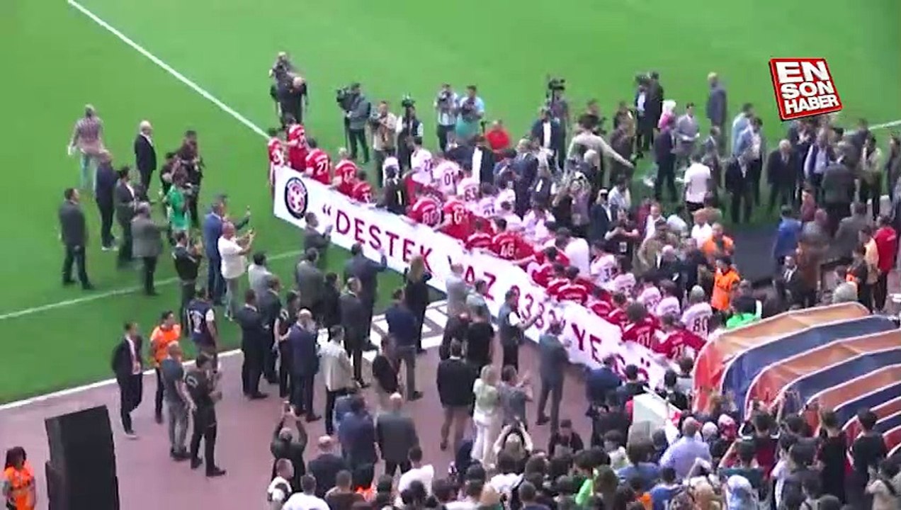 Yıldız futbolcular ve sanatçılar depremzedeler için sahaya çıktı