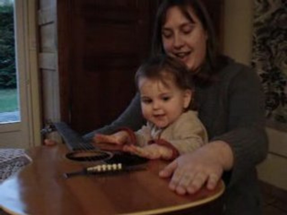 Sofia joue de la guitare