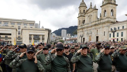 Militares retirados se toman la Plaza de Bolívar para protestar contra el Gobierno de Gustavo Petro