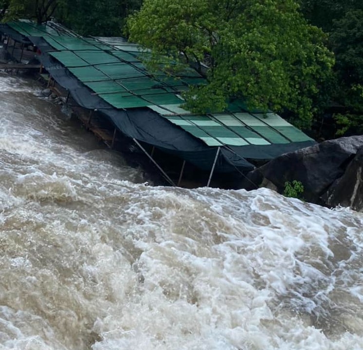 Du khách hoảng loạn khi đang tắm suối ở khu du lịch Lăng Cô thì nước lũ đổ về