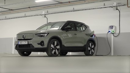 2024 Volvo XC40 Driving in the city