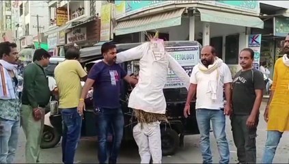 Video herunterladen: हिंदू संगठनों ने फूंका पूर्व प्रदेश कांग्रेस अध्यक्ष का पुतला