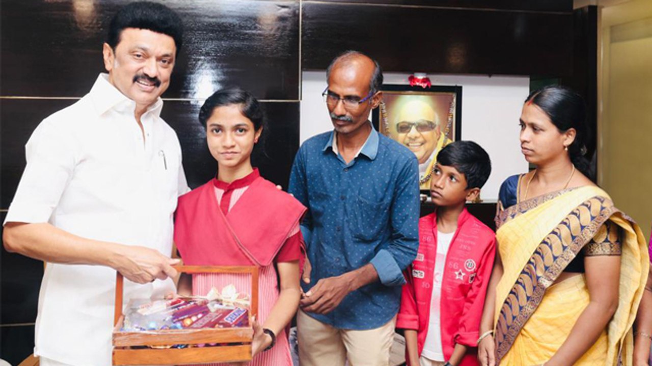 Tamil Nadu Class 12 Results: S Nandhini को हर Subjects में मिले 100 Marks, Carpenter की Daughter...