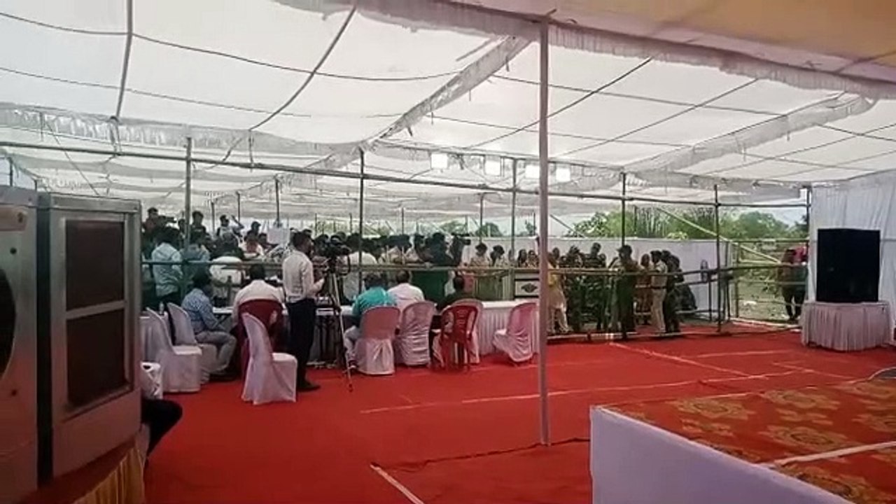 महावीर कोलवाशरी की जनसुनवाई में उठे सवाल मचा बवाल, दो घंटे में खत्म