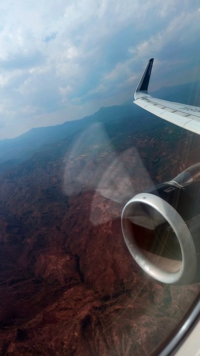 avion volando en un viaje de vacaciones uruapan a tijuana exelente aventura epica