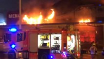 Tres naves afectadas por un incendio en un polígono de Manises (Valencia)