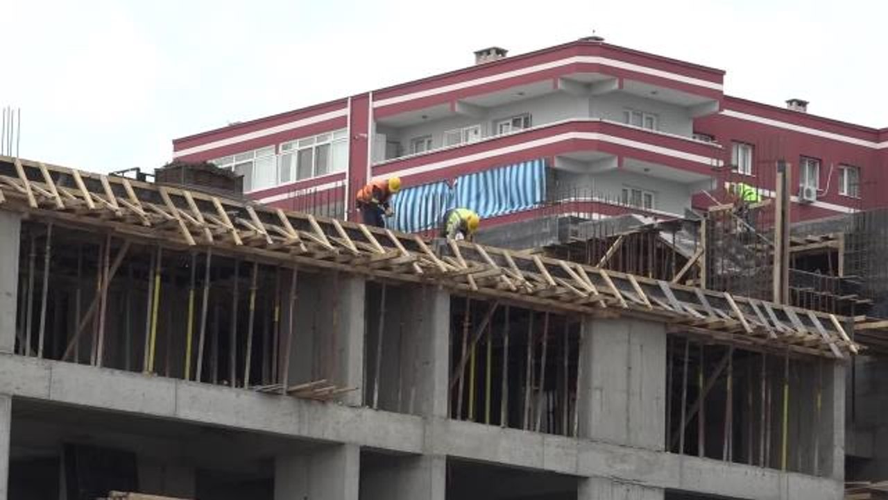 İzmir Büyükşehir Belediye Başkanı Tunç Soyer, Karşıyaka Örnekköy Kentsel Dönüşüm Projesi'nde Hak Sahipleriyle Bir Araya Geldi