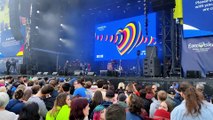 Marco Mengoni, dal vivo a Liverpool per l'Eurovision: migliaia di fan, gli italiani fanno il tifo