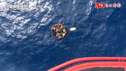 救援畫面曝光！蘇澳籍「順福漁83號」海上失火 國搜中心出動救出6人(空勤總隊提供)