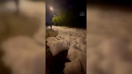 Esenyurt'ta rögarlardan sızan köpük yolu ulaşıma kapattı