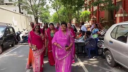 प्रवासियों ने मतदान में दिखाया उत्साह