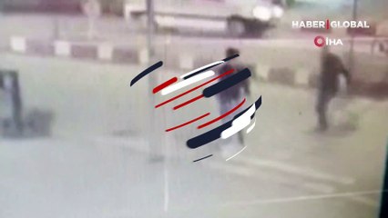 Bıçakla saldırdılar! Korkunç cinayet anı güvenlik kamerasında