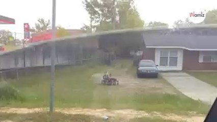 Il passe devant un jardin et croit halluciner en voyant qui est en train de tondre (vidéo)