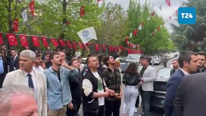 Memleket Partisi Genel Merkezi önünde Muharrem İnce'ye destek için toplanan bir grup sloganlar attı