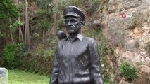 Tarihi Kaleiçi'nin simge ismi 'Mustafa Kaptan' heykeli kayıp güvercinine kavuştu