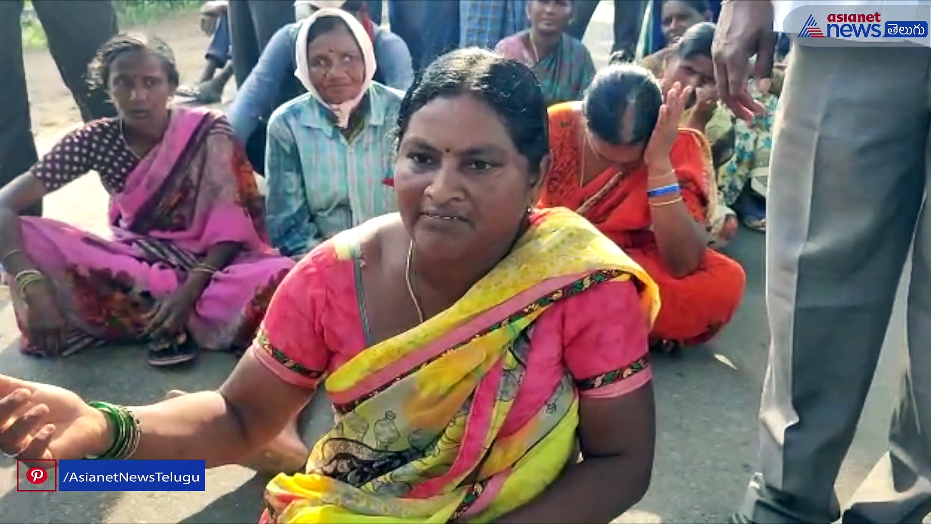 తూకం వేసిన ధాన్యం కొనడంలేదంటూ రోడ్డెక్కిన రైతులు 