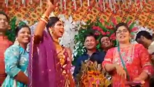 নববধূর অভিনব প্রতিবাদ, বিয়ের মণ্ডপ থেকে স্লোগান 'নিয়োগ চাই, নিয়োগ চাই' | Oneindia Bengali