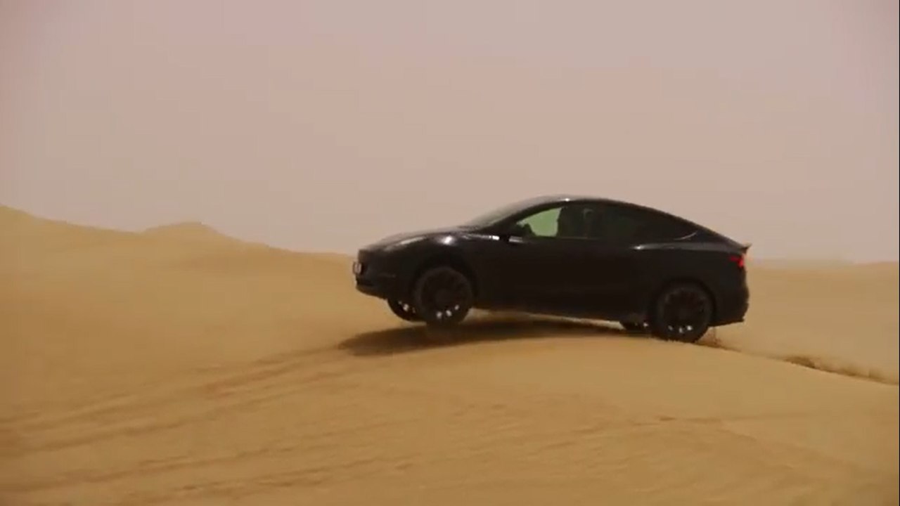 VÍDEO: A más de 51º C, así es un día de pruebas cualquiera en Tesla en el desierto de Dubái