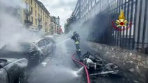 Esplosione a Milano, i veicoli in fiamme - Video