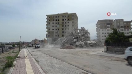 Ağır hasarlı binaların yıkımları devam ediyor