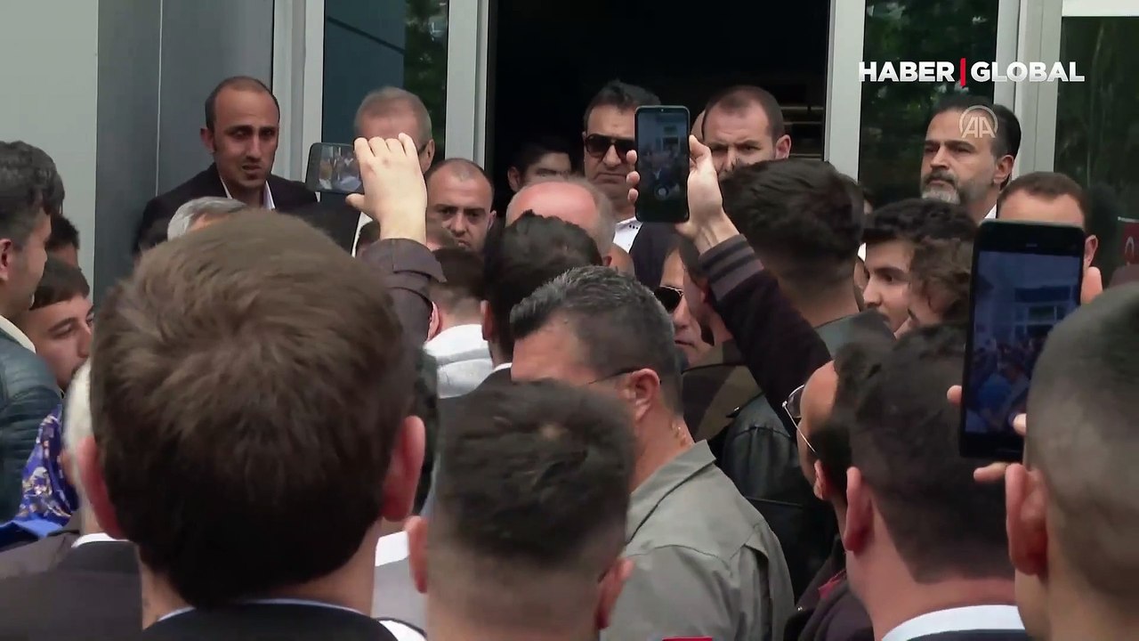 Muharrem İnce'nin adaylıktan çekilmesi sonrası, duygusal anları gündem oldu: Sarılarak ağladılar