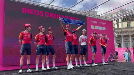 Giro d'Italia, Ganna sul palco con la sciarpa del Napoli