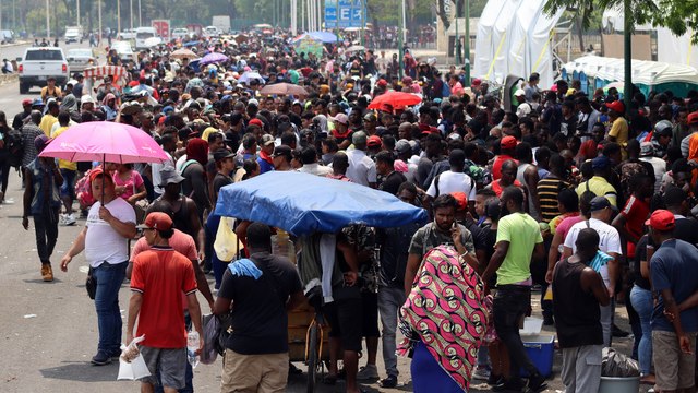 Cientos de migrantes se apresuran a cruzar la frontera entre Estados Unidos ante el fin del Título 42