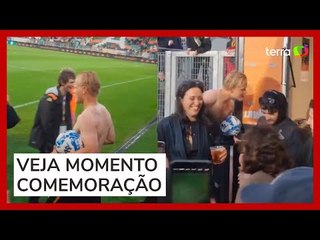 Atacante do Venezia comemora gol tomando cerveja