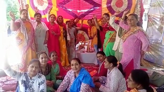 हवन पूजन किया, थाली बजाकर किया प्रदर्शन