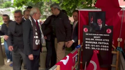 Kılıçdaroğlu, Sinan Ateş'in Mezarını Ziyaret Etti