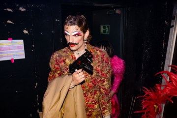 Jessica Pulla representa "Per què he plorat?" al festival Futuroa Sarao Drag, a la sala Apolo de Barcelona