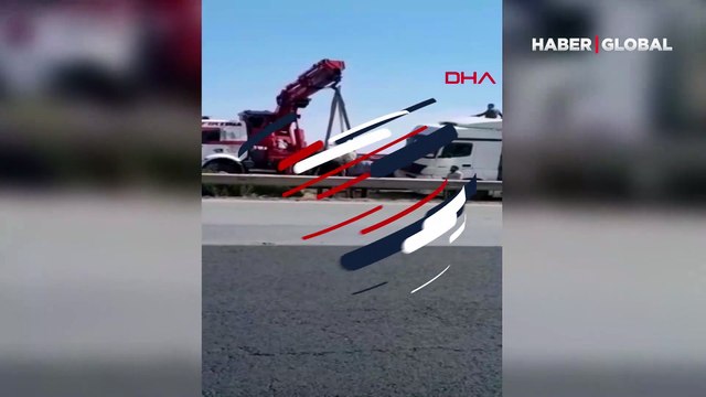 Hareket halindeki tırdan otoyola atlayan manda, vinçle dorseye böyle konuldu