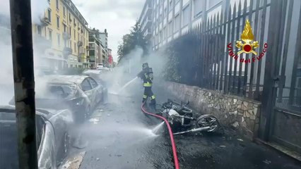 Milano, incendio ed esplosioni per strada: auto e moto distrutte dalle fiamme