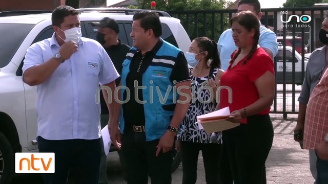 Fesirmes ofrece un mandil de médico al alcalde para que atienda la demanda de los centros de salud