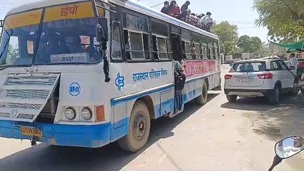 रोडवेज बसों का टोटा,  बसों की छत पर बैठ कर यात्रा करने को मजबूर ग्रामीण