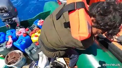 Скачать видео: Migranti, le immagini del salvataggio in mare di Geo Barents