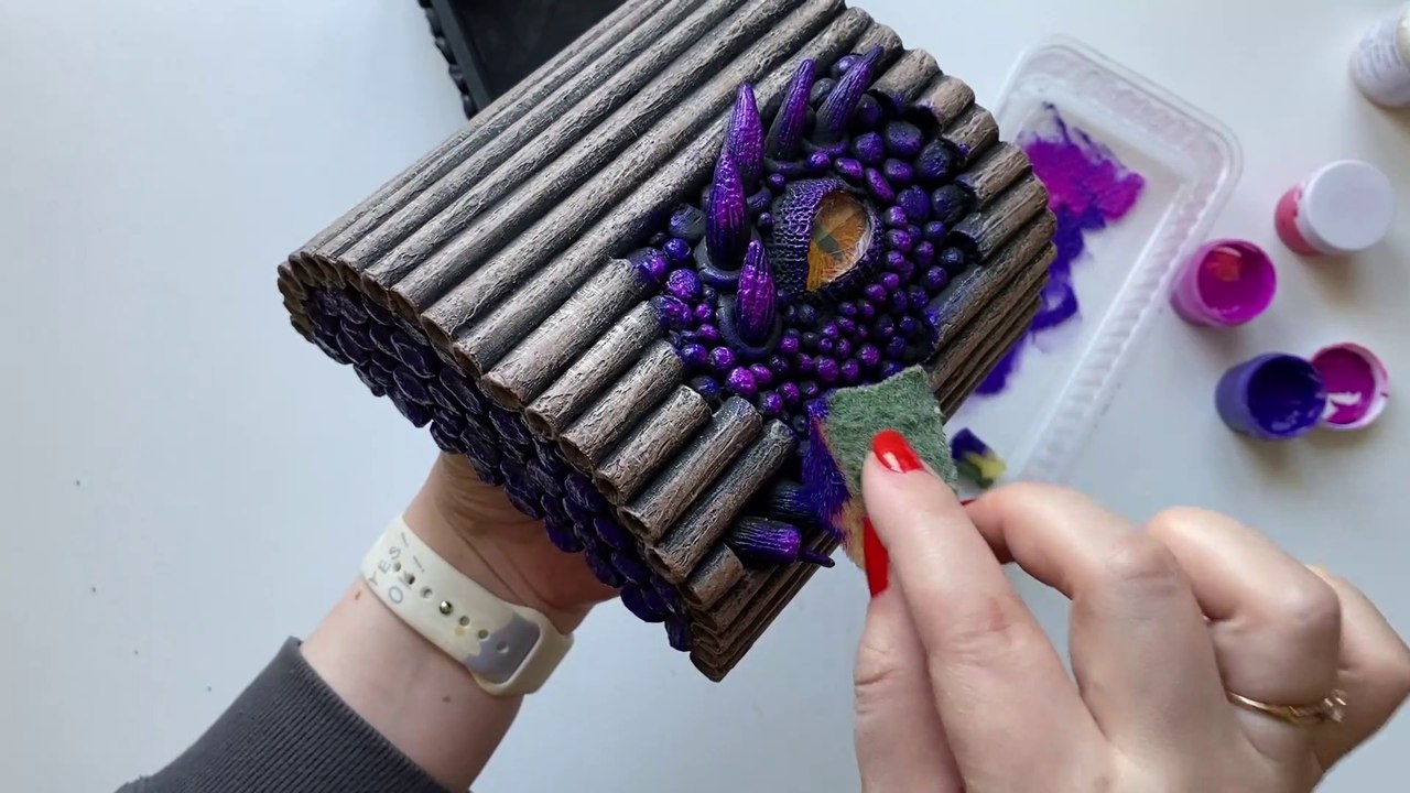 DIY Beautiful box made from recycled magazines and cardboard | 3D dragon eye