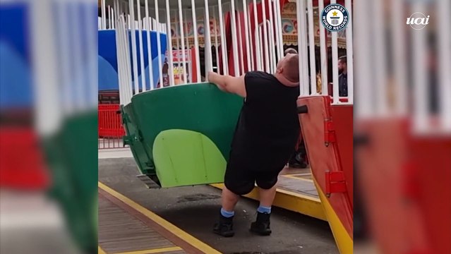 Homem gira roda-gigante com as próprias mãos