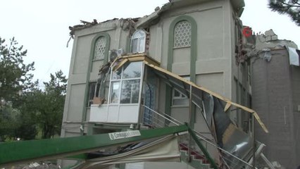 Ankara'da etkili olan fırtınada 2 caminin minaresi yıkıldı