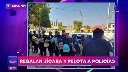 Regalan una jícara, una pelota y una rosa a mujeres policías de Tula por el 10 de mayo