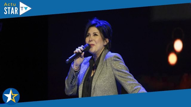 Je fais juste des piqûres d'acide hyaluronique qui s'effacent avec le temps mais ni Botox ni chirur