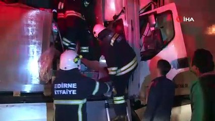 Edirne’de zincirleme kaza: Sıkışan tır sürücüsünü ekipler 2 saat boyunca kurtarmak için uğraştı