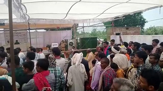 हंगामेदार जनसुनवाई में ग्रामीणों ने अधिकारियों को जमकर खरी खोटी सुनाई।