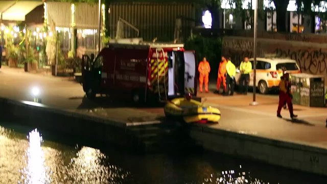 Milano, le ricerche in Darsena del ragazzo che si ? buttato in acqua