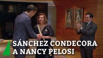 Pedro Sánchez entrega a Nancy Pelosi la Gran Cruz de la Orden de Isabel la Católica a su llegada a Washington