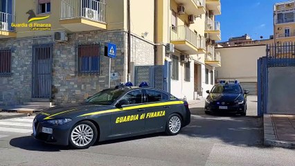 Gela, giovanissimi spacciavano droga e ostentavano banconote e abiti griffati sui social: 5 arresti