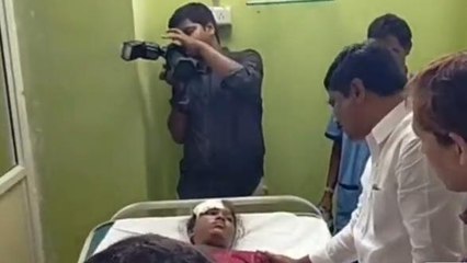 నిజామాబాద్: డీసీఎం బోల్తా.. క్షతగాత్రులను పరామర్శించిన మంత్రి వేముల